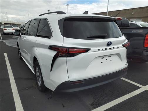 2022 Toyota Sienna LE