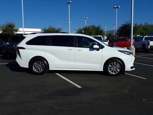2022 Toyota Sienna LE