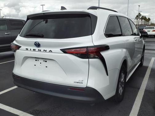 2022 Toyota Sienna LE