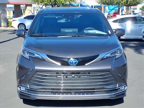 2025 Toyota Sienna Platinum