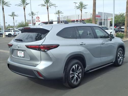 SILVER 2025 Toyota Highlander Graphite SofTex-trimmed