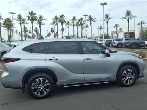 SILVER 2025 Toyota Highlander Graphite SofTex-trimmed