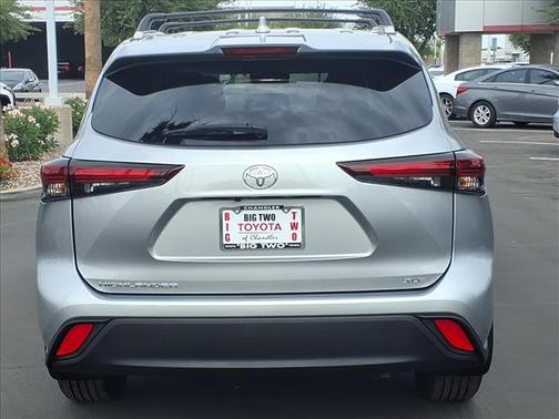 SILVER 2025 Toyota Highlander Graphite SofTex-trimmed