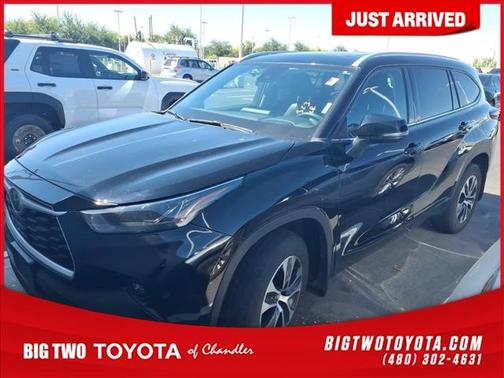 Midnight Black Metallic 2022 Toyota Highlander XLE