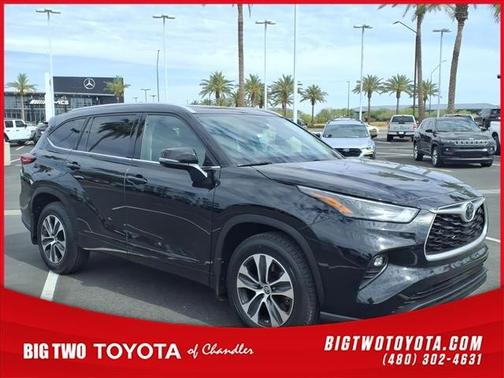 Midnight Black Metallic 2022 Toyota Highlander XLE