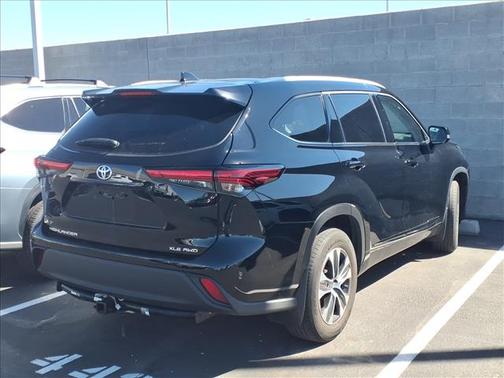 Midnight Black Metallic 2022 Toyota Highlander XLE