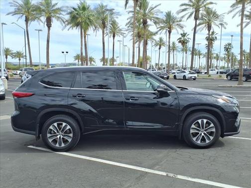 Midnight Black Metallic 2022 Toyota Highlander XLE