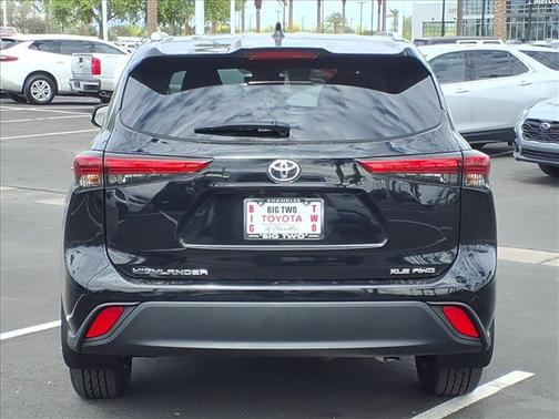 Midnight Black Metallic 2022 Toyota Highlander XLE