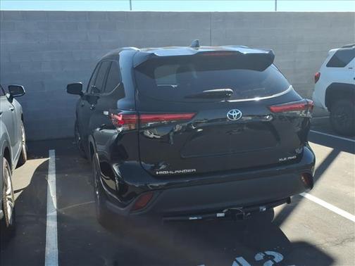 Midnight Black Metallic 2022 Toyota Highlander XLE