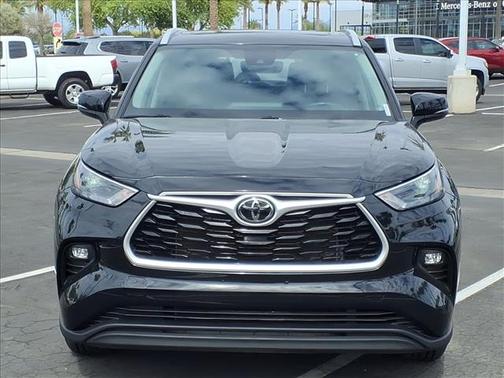 Midnight Black Metallic 2022 Toyota Highlander XLE
