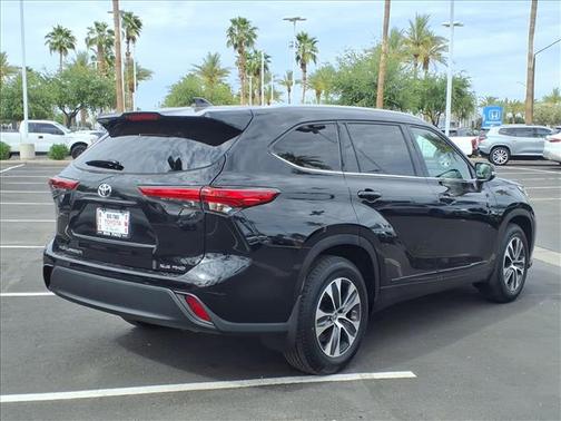 Midnight Black Metallic 2022 Toyota Highlander XLE