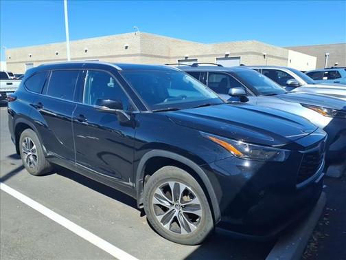 Midnight Black Metallic 2022 Toyota Highlander XLE