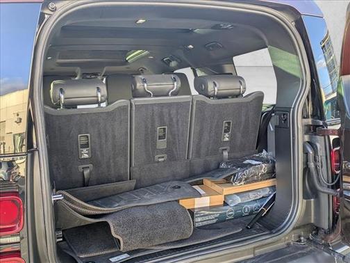 2024 Land Rover Defender 130 P400 X-Dynamic SE