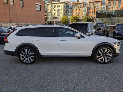 2021 Volvo V90 Cross Country T6