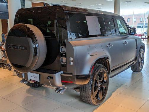2025 Land Rover Defender 110 V8
