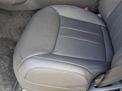 Obsidian Black SV Bespoke Ultra Metallic Gloss 2026 Land Rover Range Rover P530 SE