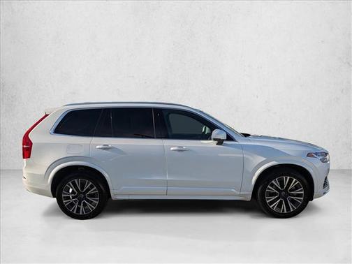 2022 Volvo XC90 T6 Momentum