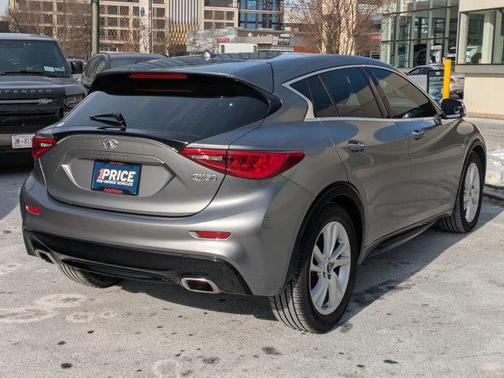 2017 INFINITI QX30 Luxury