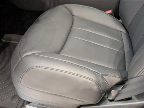 Icy White SV Bespoke Special Effect Satin 2026 Land Rover Range Rover P530 SE