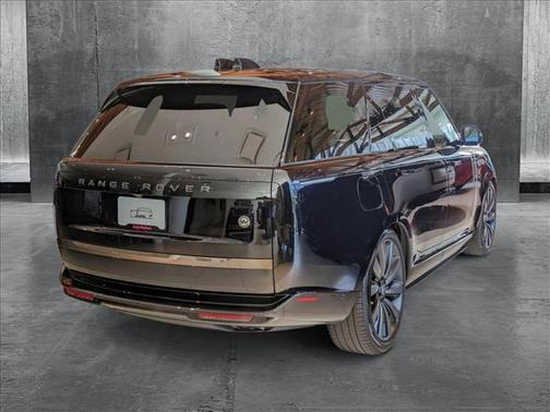 2024 Land Rover Range Rover P615 SV