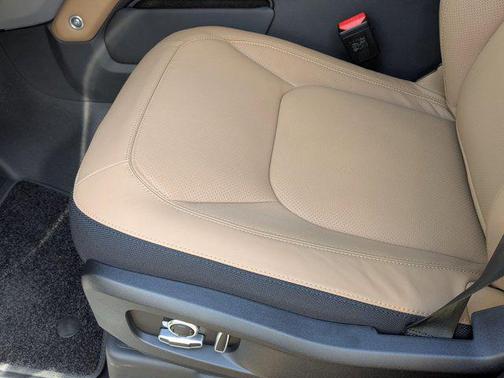 Santorini Black Metallic 2026 Land Rover Defender V8