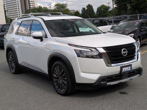 Everest White Pearl Tricoat 2025 Nissan Pathfinder SL 4WD