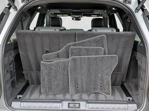Fuji White 2025 Land Rover Discovery P360 Dynamic SE