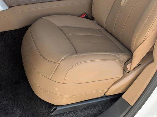 Ostuni Pearl White Premium Metallic 2026 Land Rover Range Rover P400 SE 7 Seat