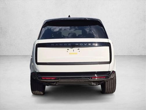 Fuji White 2027 Land Rover Range Rover SE