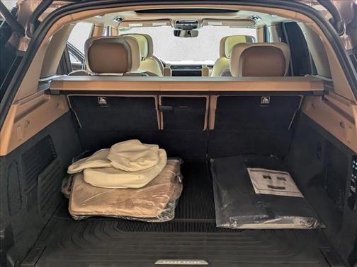 2025 Land Rover Range Rover P615 SV