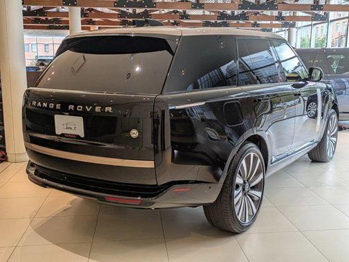 2025 Land Rover Range Rover P615 SV