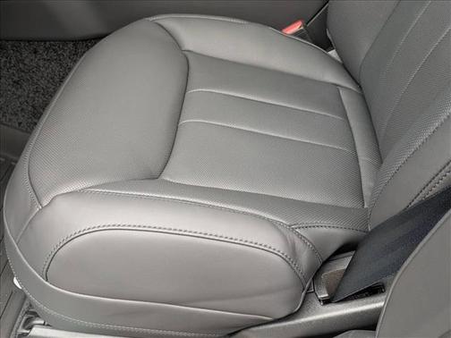 2026 Land Rover Range Rover P550e SE