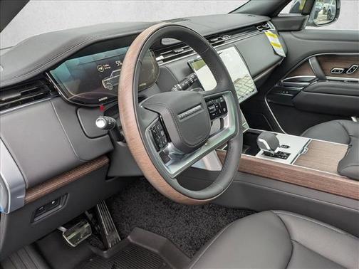 2026 Land Rover Range Rover P550e SE