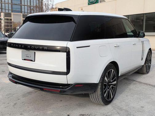 2026 Land Rover Range Rover P550e SE