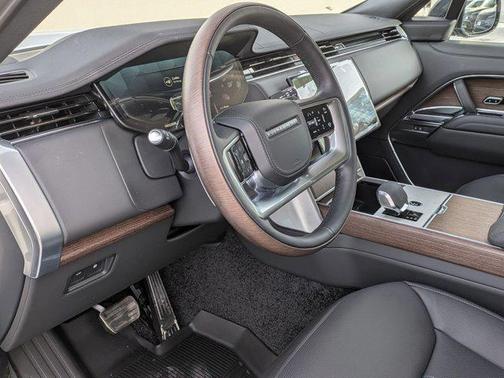 2026 Land Rover Range Rover P550e SE