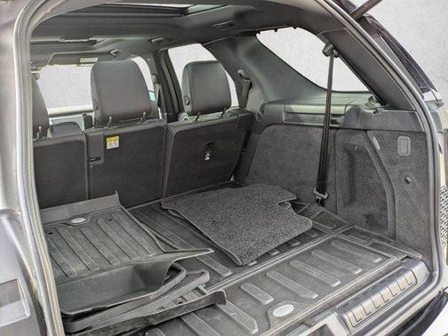 Silicon Silver Premium Metallic 2024 Land Rover Discovery P300 Dynamic SE