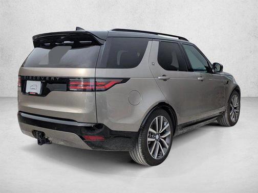 Silicon Silver Premium Metallic 2024 Land Rover Discovery P300 Dynamic SE