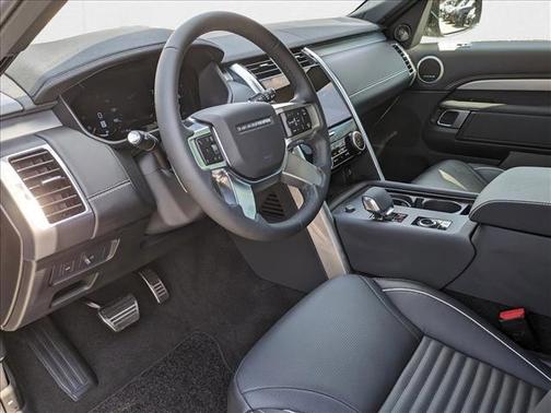 2024 Land Rover Discovery P300 Dynamic SE