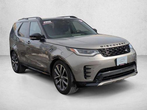 Silicon Silver Premium Metallic 2024 Land Rover Discovery P300 Dynamic SE