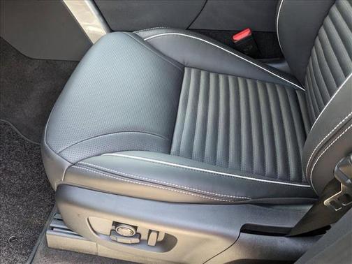 2024 Land Rover Discovery P300 Dynamic SE