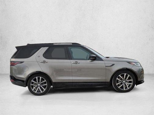 Silicon Silver Premium Metallic 2024 Land Rover Discovery P300 Dynamic SE