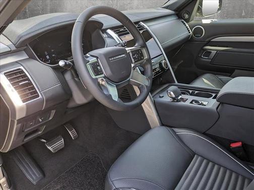 2024 Land Rover Discovery P300 Dynamic SE