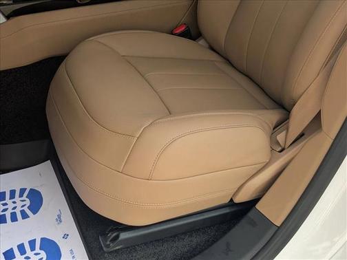 Ostuni Pearl White Premium Metallic 2026 Land Rover Range Rover P400 SE 7 Seat