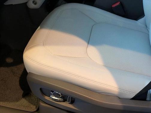 2025 Land Rover Defender 130 P400 X-Dynamic SE