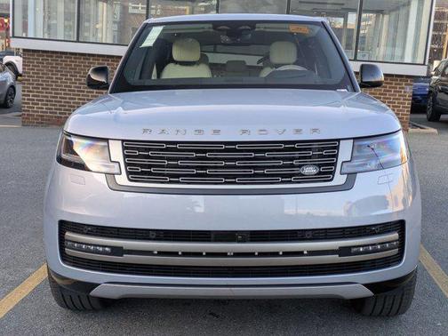 2026 Land Rover Range Rover P550e SE