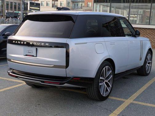 2026 Land Rover Range Rover P550e SE