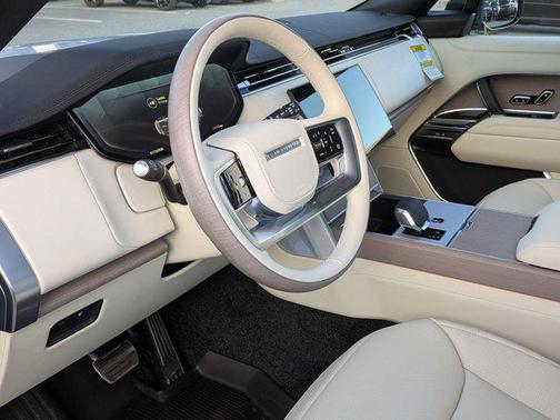 2026 Land Rover Range Rover P550e SE