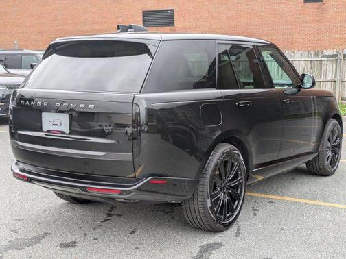 Santorini Black Metallic 2026 Land Rover Range Rover P550e SE