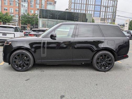 Santorini Black Metallic 2026 Land Rover Range Rover P550e SE