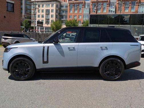 Ionian Silver SV Bespoke Ultra Metallic Gloss 2026 Land Rover Range Rover P400 SE